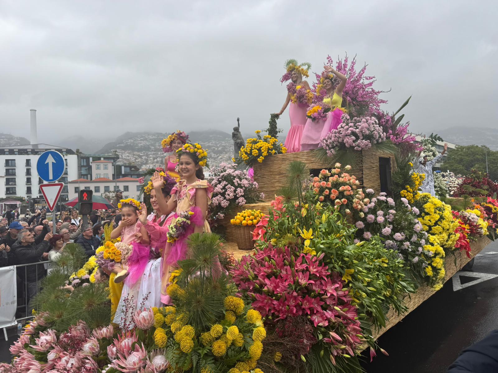 Chuva não impede boa afluência no primeiro cortejo da Festa da Flor (com fotos)