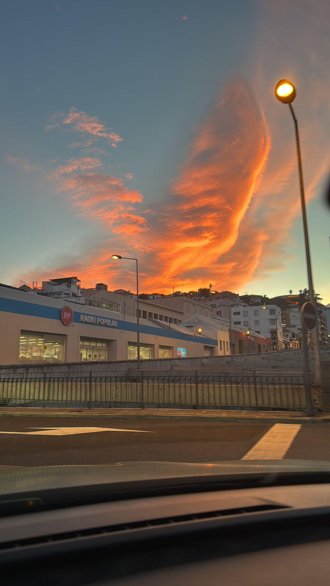 Nuvem estranha concentra atenções no Funchal (com fotos)