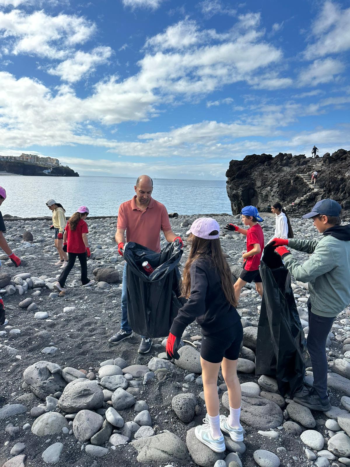 Alunos da Escola dos Salesianos recolhem 58 kg de lixo na Praia Formosa (com fotos)