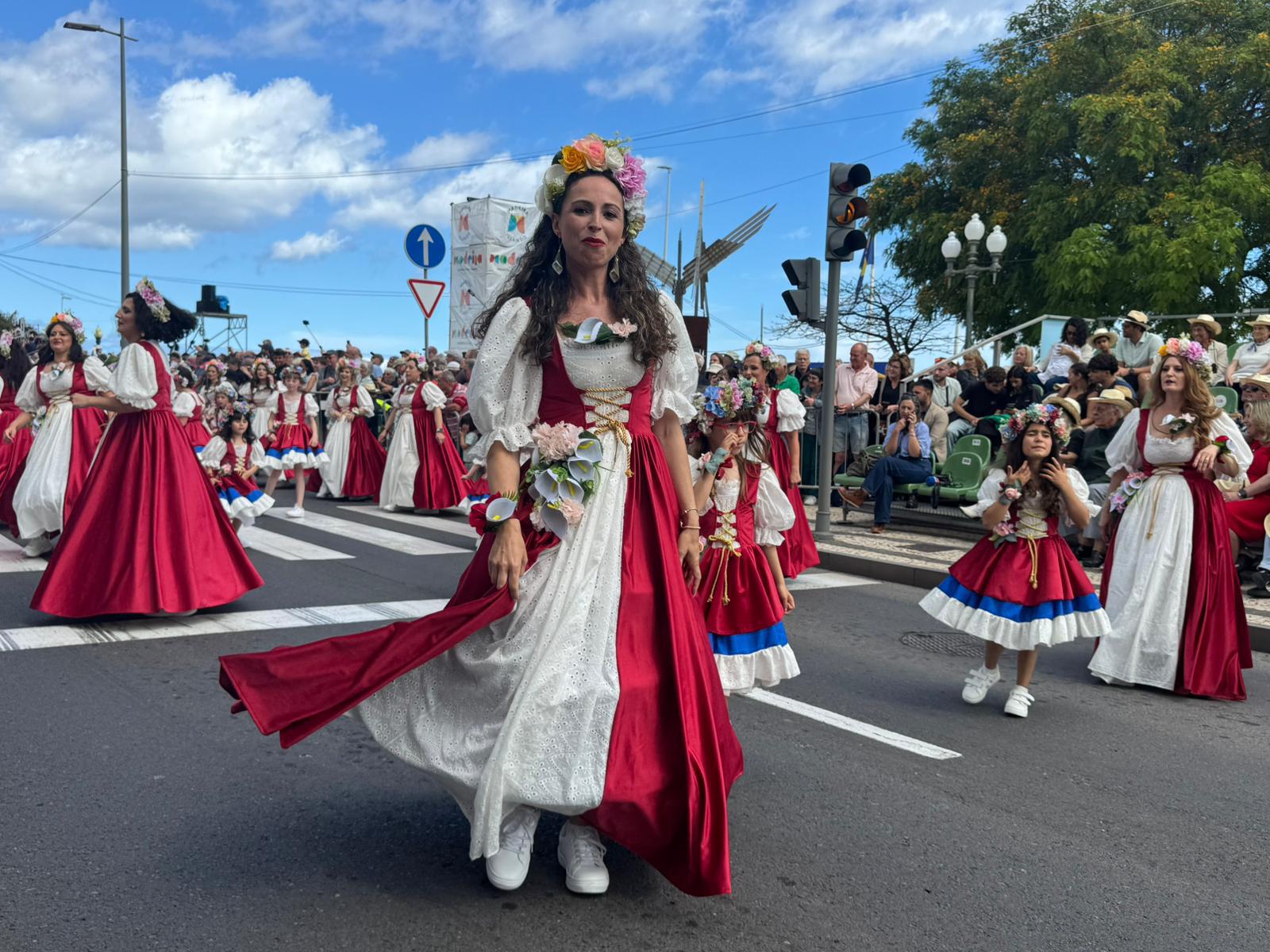 Festa da Flor: Palco D’ Emoções abriu o desfile (com fotos)