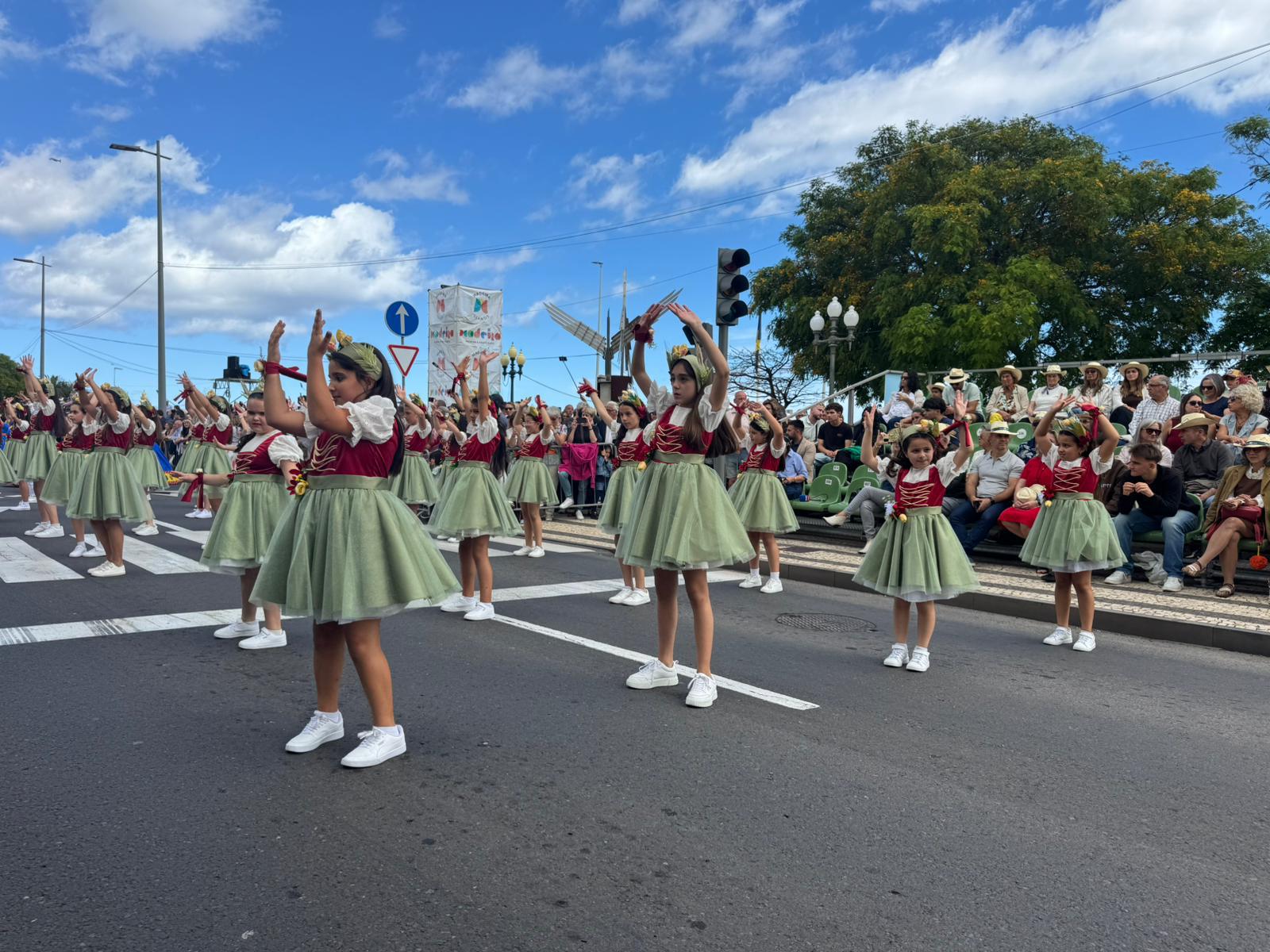Festa da Flor: Palco D’ Emoções abriu o desfile (com fotos)