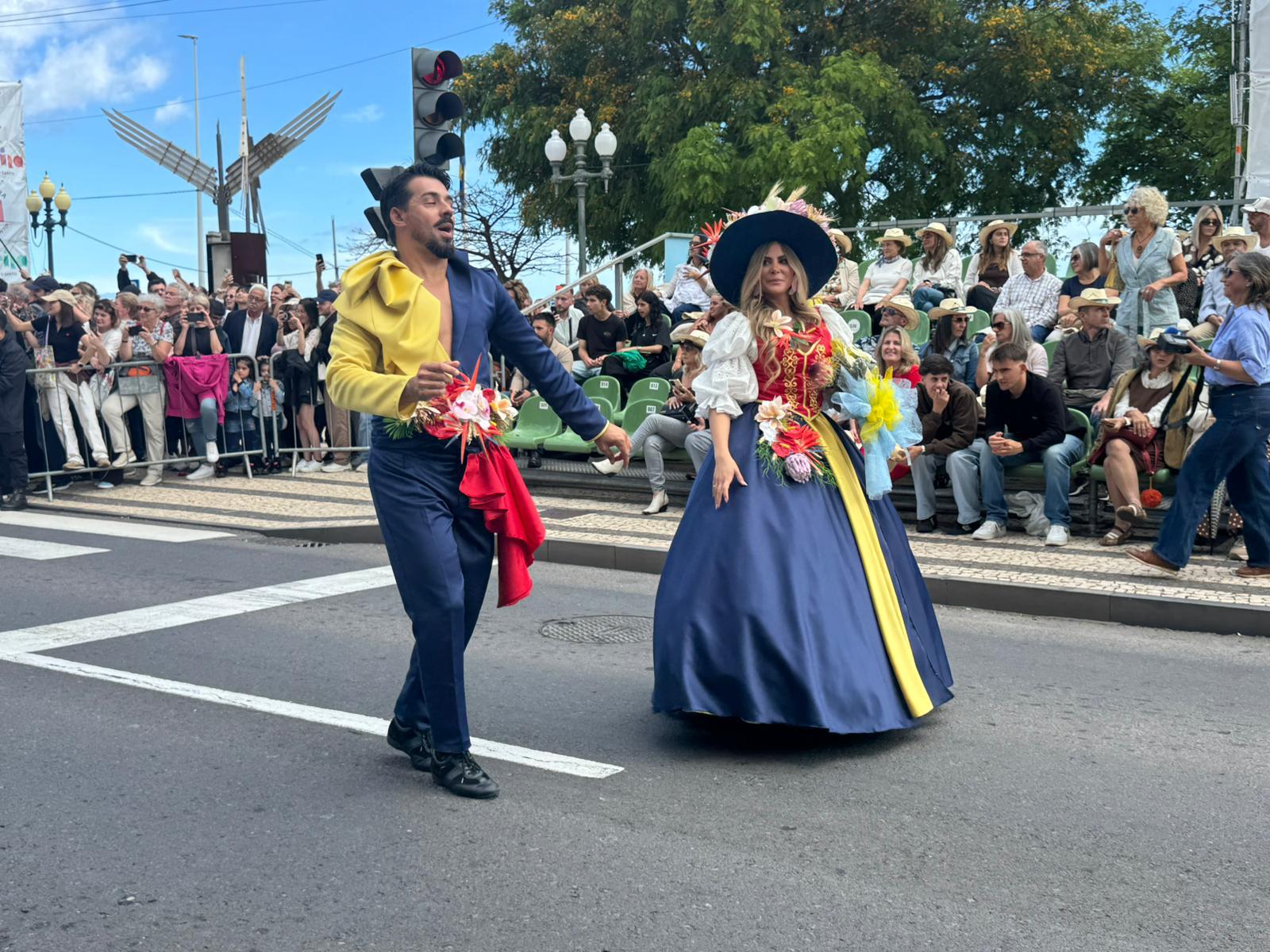 Festa da Flor: Palco D’ Emoções abriu o desfile (com fotos)