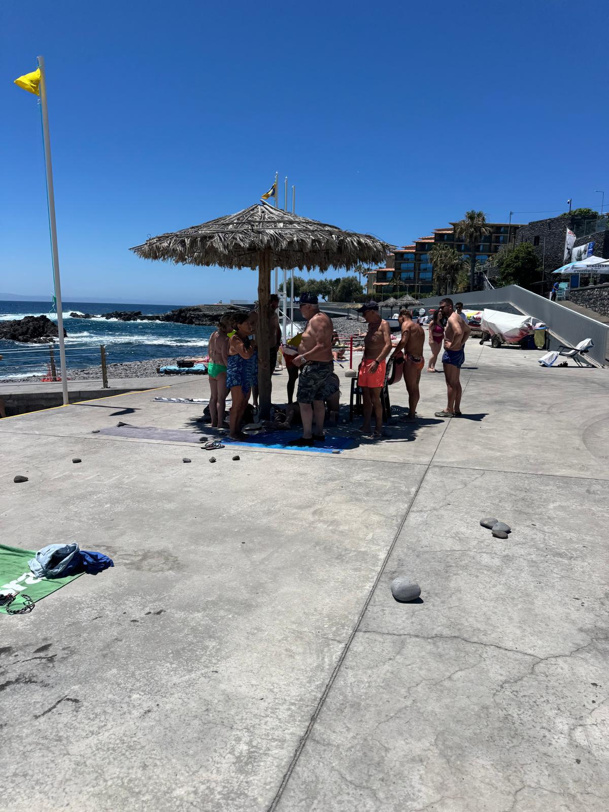 Banhista assistido na Praia dos Reis Magos após perda de consciência