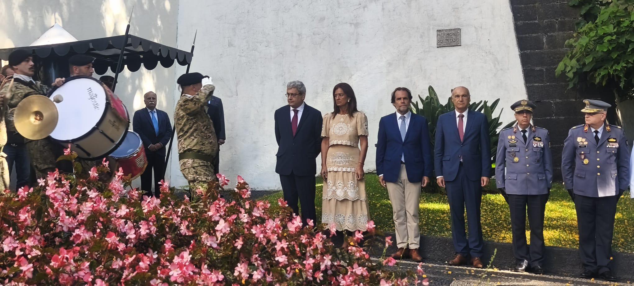 Bandeira hasteada no Palácio de São Lourenço assinala Dia de Portugal (com vídeo)