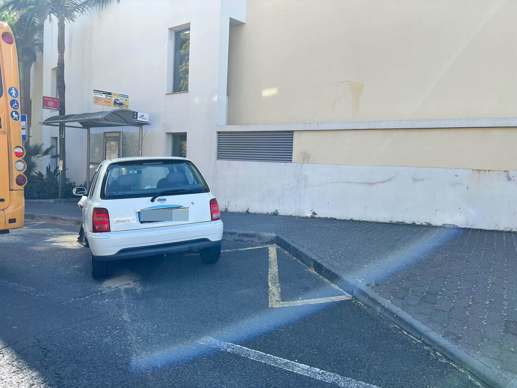 Carro acidentado estacionado há dois dias numa paragem (com fotos)