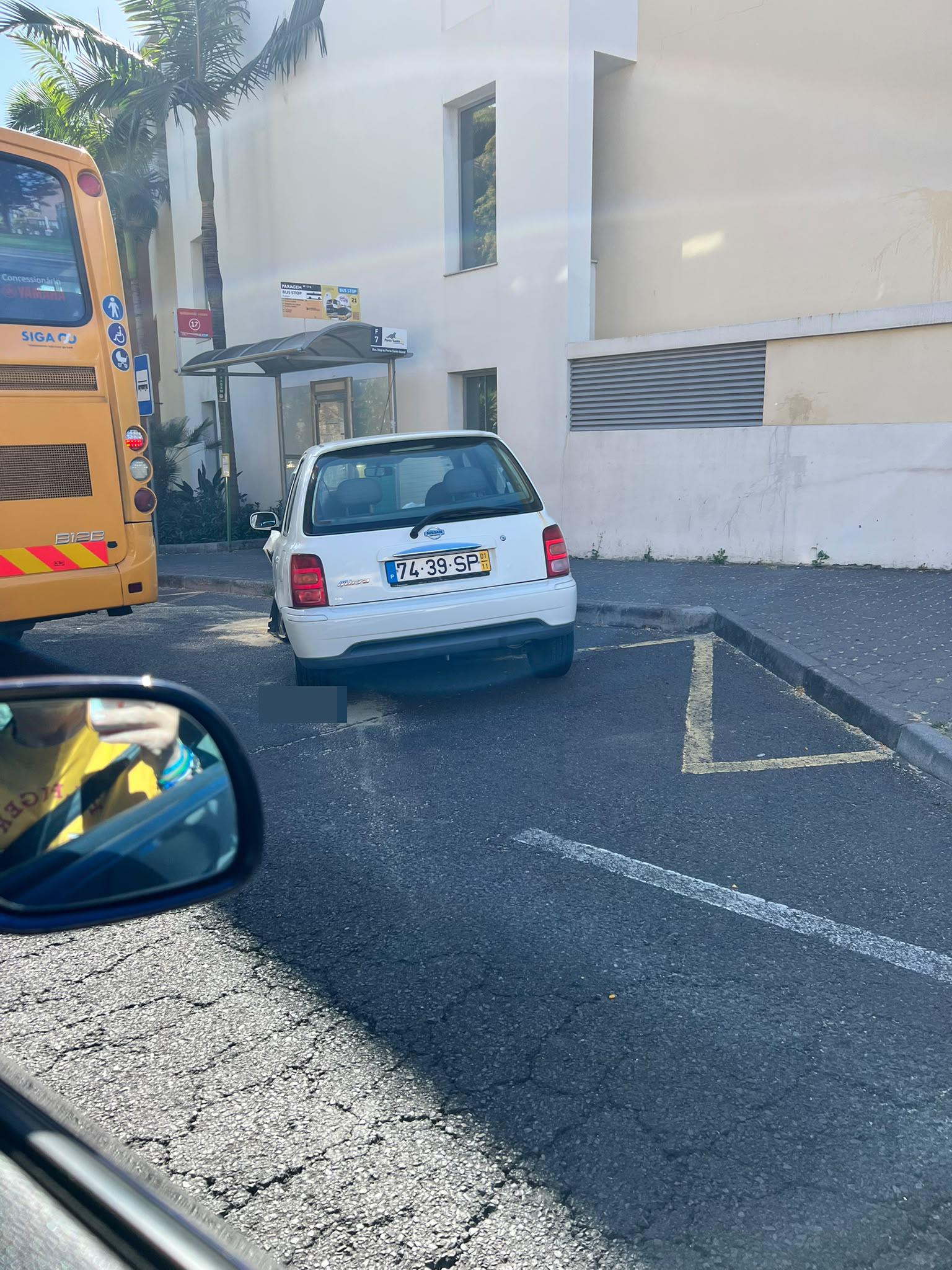 Carro acidentado estacionado há dois dias numa paragem (com fotos)