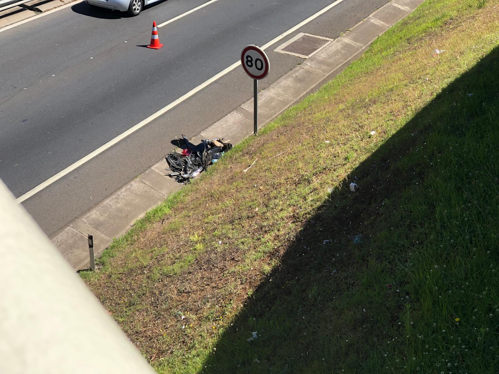 Viatura destruída em acidente na via rápida na zona do Pilar (com fotos)